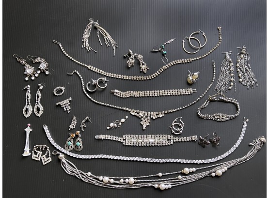 (43) ASSORTED LOT OF VINTAGE RHINESTONE, MARCASITE & FAUX PEARL COSTUME JEWELRY