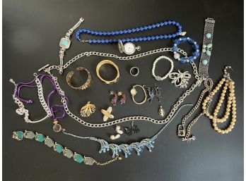(12) LOT OF 25 PIECES OF ASSORTED COSTUME JEWELRY