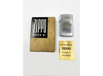 (132) VINTAGE 1975 ZIPPO LIGHTER-INSCRIBED 1776-LOOKS LIKE NEW W/CASE