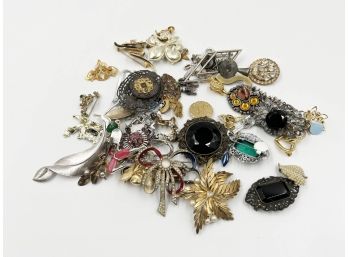 (J-68) ASSORTED UNIQUE LOT OF VINTAGE COSTUME JEWELRY