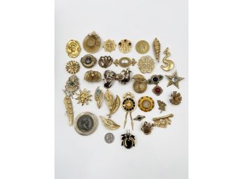 (9) LOT OF 32 PIECES DESIGNER COSTUME JEWELRY PINS/BROOCHES-BEN AMUN, BSK, MONET AND SARAH COVENTRY