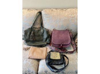 (B-1) LOT OF FOUR HANDBAGS - STEVE MADDEN CROSS BODY, LEATHER & GOLD, TOTE & POUCH