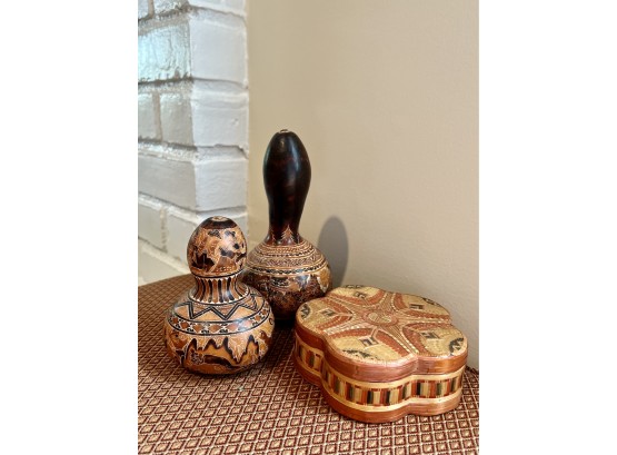 (B-12) THREE VINTAGE ITEMS FROM PERU - TWO HAND PAINTED GOURDS & A WOVEN BOX
