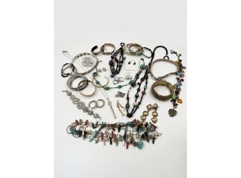 (LOT J1) APPROX 30 PIECES OF COSTUME JEWELRY-FINGS, BRACELETS, EARRINGS AND NECKLACES - STELLA & DOT