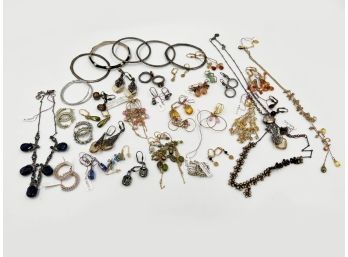 (LOT J8) APPROX. 40 PIECES OF COSTUME JEWELRY-NECKLACES, BRACELETS AND EARRINGS -'YONI'