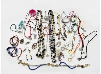 (LOT J4) APPROX. 40-45 PIECES OF COSTUME JEWELRY-NECKLACES, EARRINGS AND BRACELETS