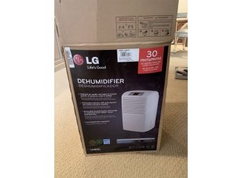 LG DEHUMIDIFIER IN BOX - LD301EL LOOKS NEW