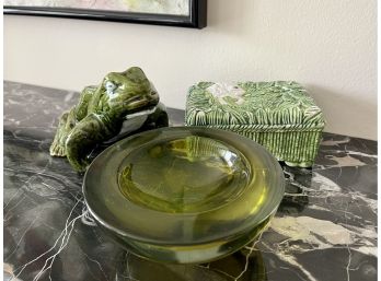 (D-9) LOT OF VINTAGE GREEN COLLECTIBLES - ITALY LIDDED CERAMIC BOX, ART GLASS BOWL & FROG - 7-9'