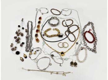 (L0T J2) LOT OF APPROX. 28 ASSORTED COSTUME JEWELRY PIECES-EARRINGS, BRACELETS AND NECKLACES - STELLA & DOT