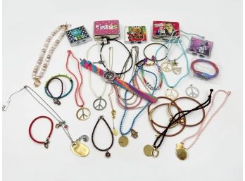 (LOT J6) APPROX. 30 PIECES OF COSTUME JEWELRY-NECKLACES, WATCH, 60'S STYLE TRINKET BOXES-BRACELETS
