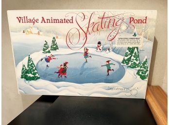 (LOT BA-22) PRE OWNED XMAS DECORATION-DEPARTMENT 56-VILLAGE ANIMATED SKATING POND-ORIG. BOX