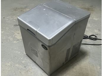 (GAR) LIKE NEW 'WIND CHASER' PORTABLE ICE MAKER - SOME SURFACE WEAR FROM STORAGE