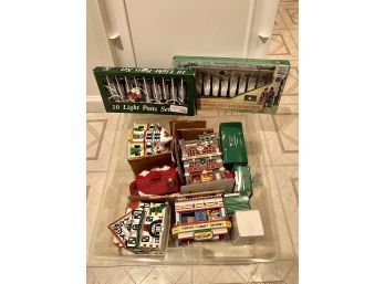 (BASE) LOT OF SIX ASSORTED CERAMIC CHRISTMAS VILLAGE HOUSES & EXTRAS