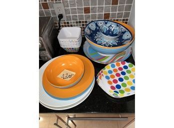 (K-9) LOT OF ASSORTED PLASTIC DISHES, BOWLS  & SERVING PLATES -OUTDOOR