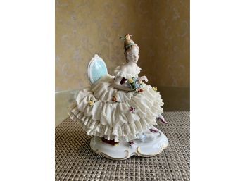(D-39) VINTAGE 'UNTERWEISSBACH, GERMANY' PORCELAIN LACE LADY WITH CAT FIGURINE - 9' BY 9'