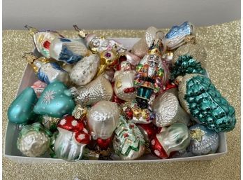 (CH-4) MIXED LOT OF ASSORTED MINIATURE GLASS CHRISTMAS ORNAMENTS - 3'