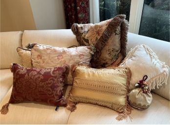 (F-2) LOT OF SEVEN QUALITY DECORATIVE THROW PILLOWS - ASSORTED COLORS & SIZES