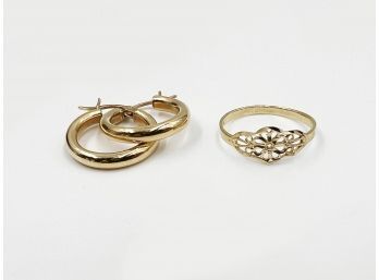 (J-12) LOT OF 2-14 KT GOLD ITEMS-PAIR OF HOOPED EARRINGS PLUS 1 PIERCED DESIGN RING SIZE 6 1/2-TOTAL 1.7 DWT