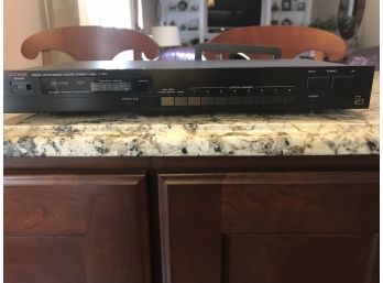 (AUDIO-2) VINTAGE PRE OWNED LUXMAN T-100 DIGITAL STEREO AM FM TUNER-WORKS GREAT