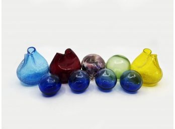 (A-97) LOT OF NINE COLORFUL GLASS PIECES - PILGRIM GLASS PINCH VASES & VINTAGE FISHING FLOATS
