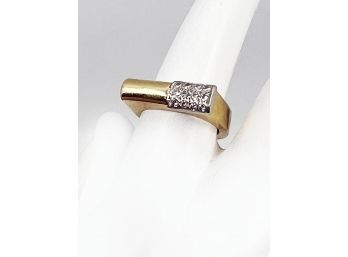 (G-13) MODERNIST VINTAGE 14 KT GOLD AND DIAMOND RING - SIZE 7 - WEIGHT 4.95 DWT