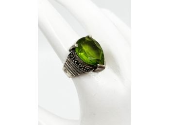 (J-6) VINTAGE STERLING SILVER AND PERIDOT? RING - MARKED R 925- SIZE 6 - 4.94 DWT