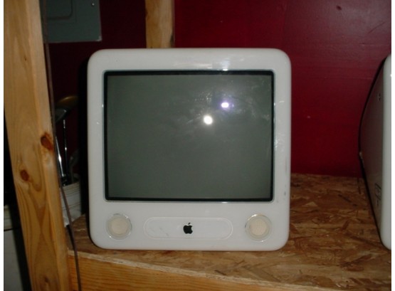 Apple EMac Computer   (179)