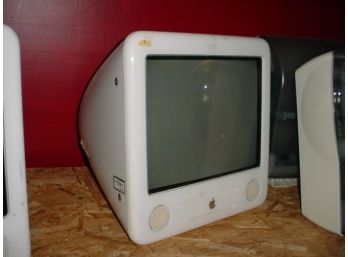 Apple EMac Computer   (177)
