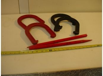 4 Plastic Horseshoes And 2 Stakes  (38)