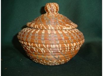 Pine Needle Basket With Lid, 8' D X 7'H   (1146)