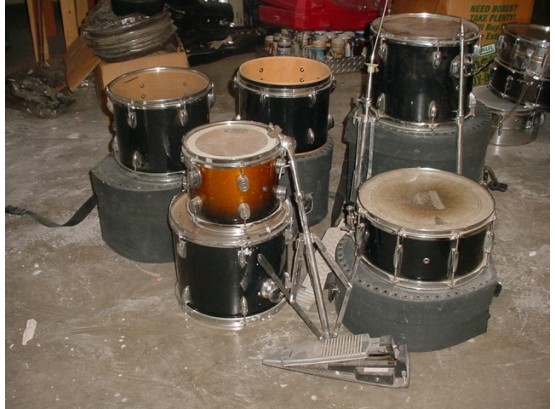 6 Drums, 2 Foot Pedals, 3 Stands  (214)