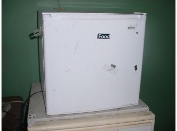 Mini Fridge W/ Freezer, Working, Kenmore, 18'x 18'  (8)