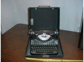 Underwood Universal Typewriter And Case  (204)