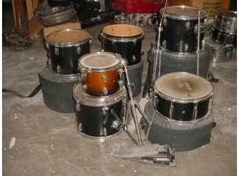 6 Drums, 2 Foot Pedals, 3 Stands  (214)