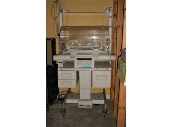 Medical Incubator On Roll Away Cart  (111)