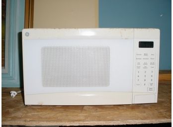 General Electric Microwave Oven (works)   (127)
