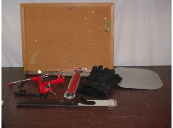 Corkboard, Paddle, Gloves, Applepeeler, Air Pump, Key  (16)