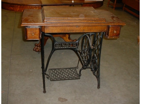 Antique Singer Treadle Sewing Machine In Oak Cabinet  (202)