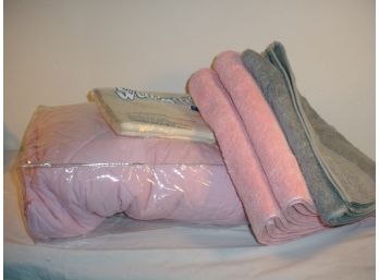 Full/double Size Comforter, Sheet  3 Bath Towels   (360)