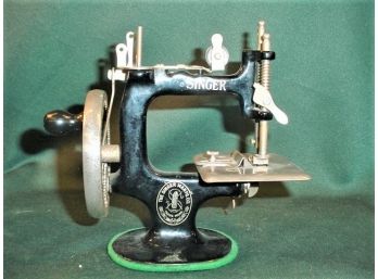 Antique Miniature Toy Singer Sewing Machine #5  (233)