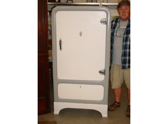 Beautiful Grunow 1930's Electric Refrigerator In Working Condition  (189)