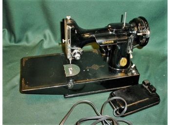 Singer Featherweight Portable Sewing Machine, 221-1 W/Booklet & Attachments In Case  (137)