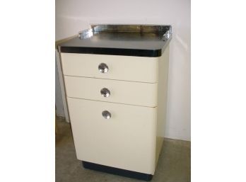 Physician's Metal Mid Century Instrument Cabinet, 21'x 17'x 32'H   (295)