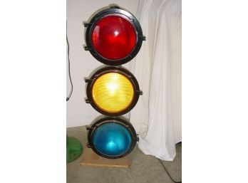 Working Econolite Traffic Signal Light With Shields   (187)
