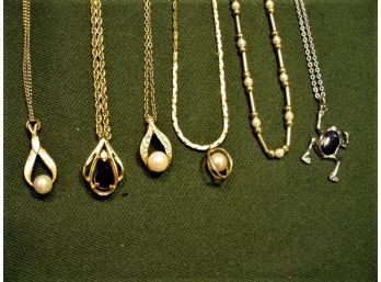 Group Of 6 Costume Jewelry Necklaces  (1)
