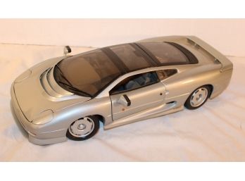Die Cast 1:12 Scale Jaguar X)220 Model, Maisto   (127)