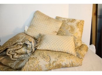 Queen Comforter & 3 Pillows    (227)