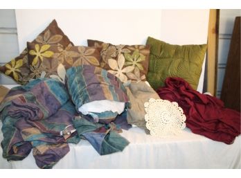 Full Sheets, Dust Ruffle & 4 Pillows   (228)