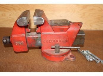 'Columbian', Cleveland, Ohio, 44' Bench Vise, 4' Jaws And Pipe Clamp   (88)