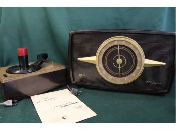 RCA AM/FM Radio & RCA Victor 45RPM Record Player Attachment, Bakelite, Model 1R81, 16'x 9'x 10'  (230)